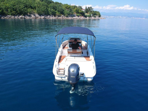 Rear angle of Syros 190 speedboat featuring outboard engine and swim platform