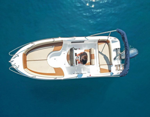Top-down view of Syros 190 speedboat showing sunbathing deck and seating layout