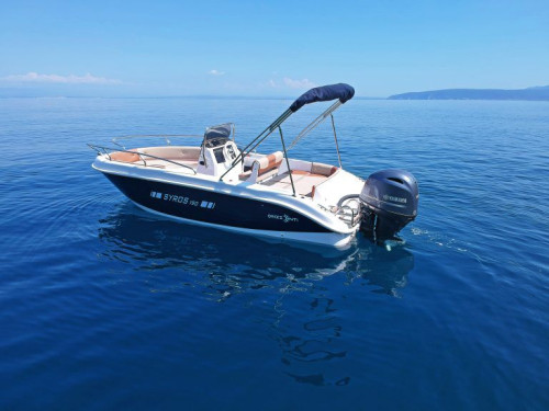 Side profile of Syros 190 speedboat highlighting sleek design and spacious layout