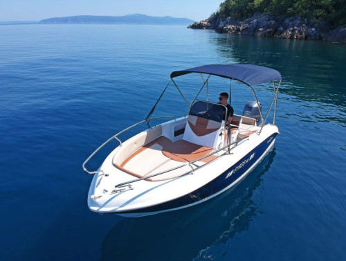 Front sundeck of Syros 190 speedboat with ample space for sunbathing and relaxation